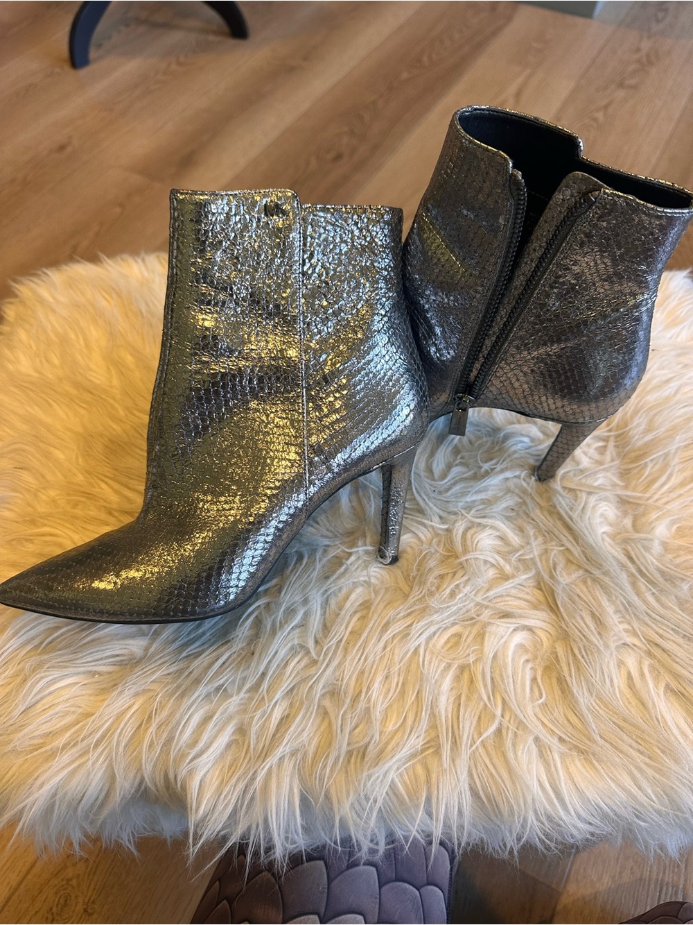 ✨LIKE NEW Michael Kors Dorothy Flex Bootie in Anthracite Metallic  Size 5 ✨ - Picture 8 of 14